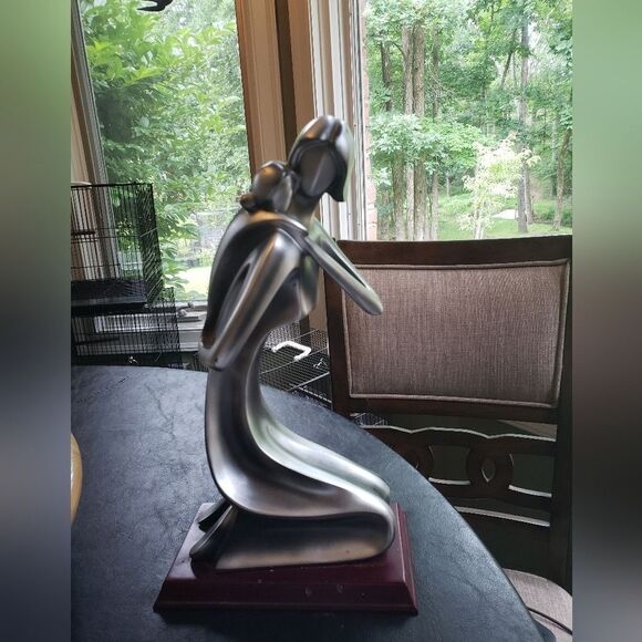 Mother & Daughter Statue - Picture 2 of 12